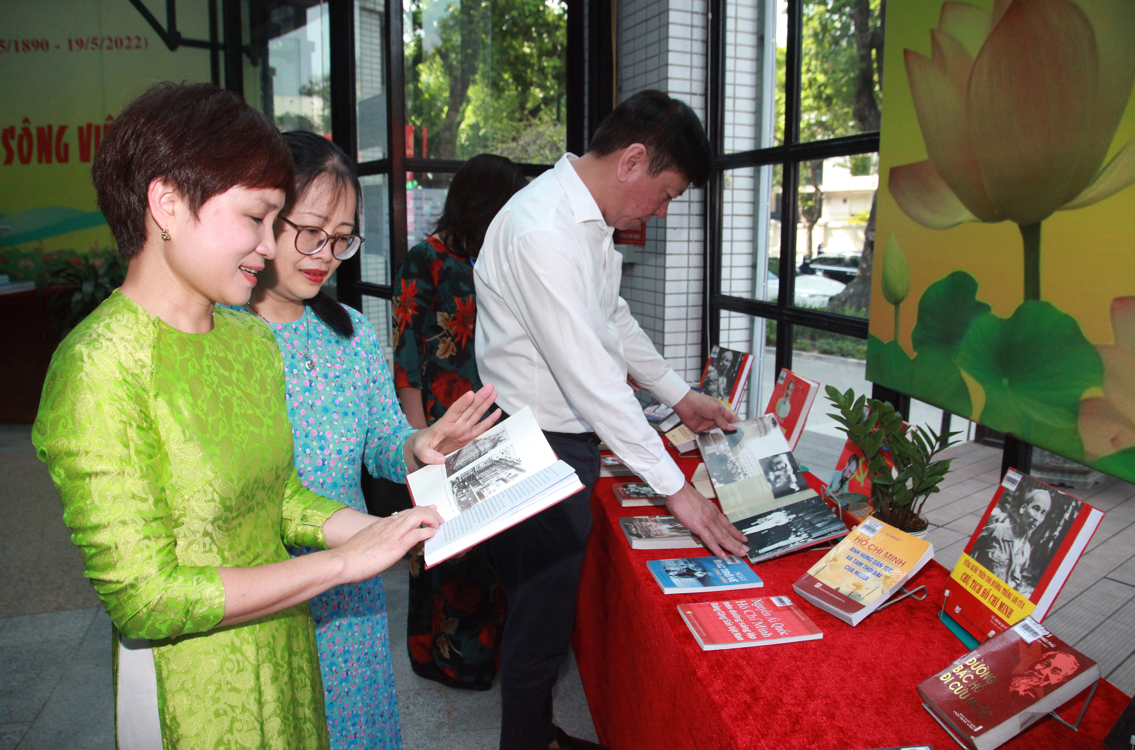 Các đại biểu tham quan trưng bày sách